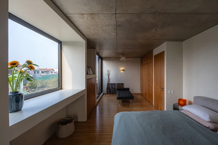 100 Windows House
