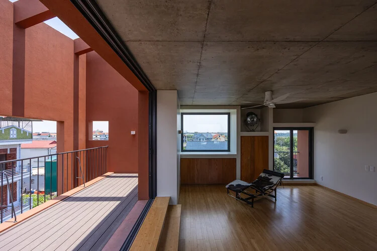 100 Windows House